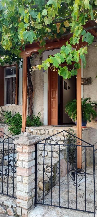 Maroudas Traditional Guest House バティ エクステリア 写真