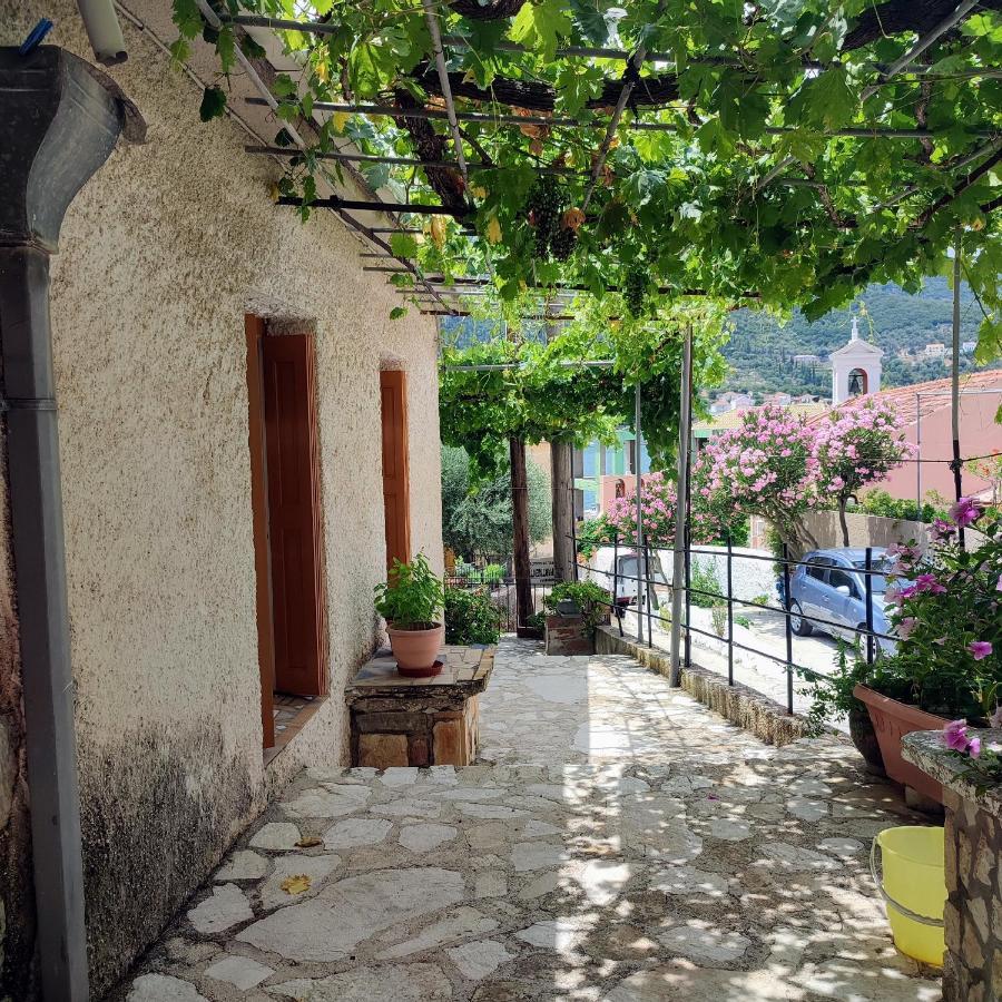 Maroudas Traditional Guest House バティ エクステリア 写真